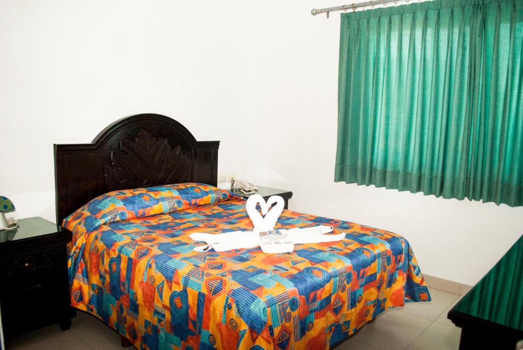 Postel nebo postele na pokoji v ubytování Hotel Del Sol