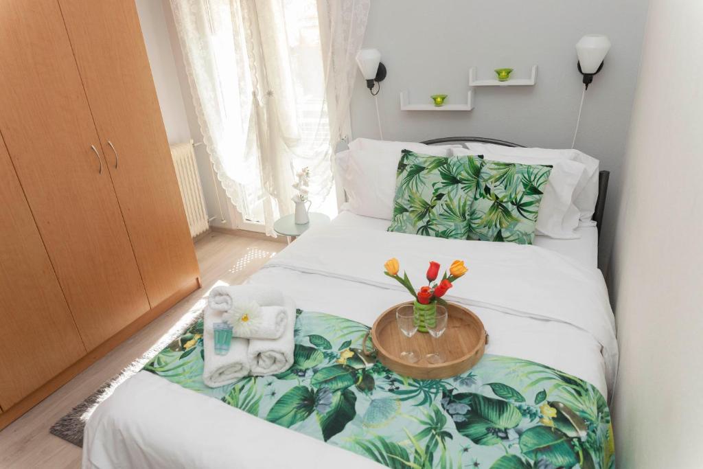 - une chambre avec un lit et une table dans l'établissement City Center Apartment near HELEXPO, à Thessalonique