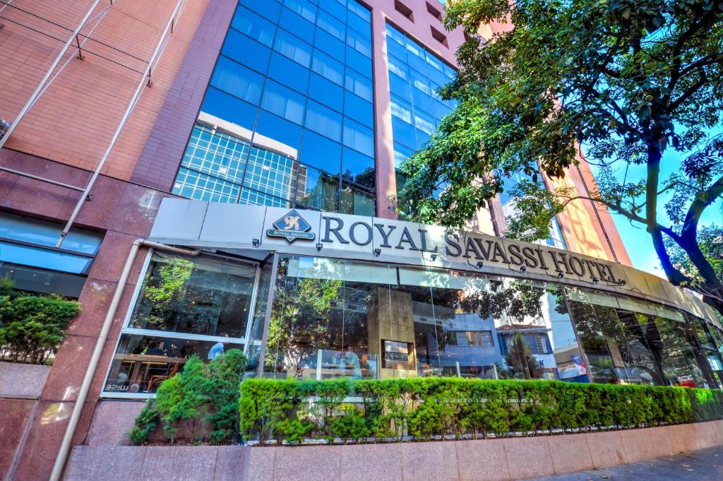 un edificio con un letrero que lee Royal Swiss Embassy Hospital en Royal Boutique Savassi Hotel, en Belo Horizonte