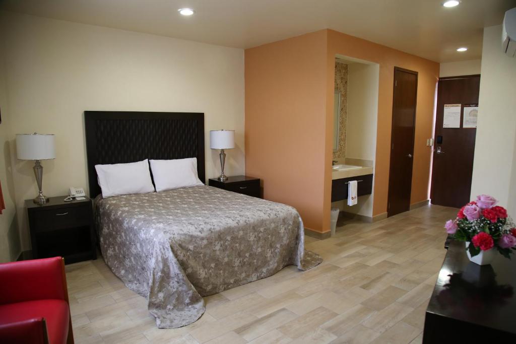 Postel nebo postele na pokoji v ubytování Hotel Plaza Bernal