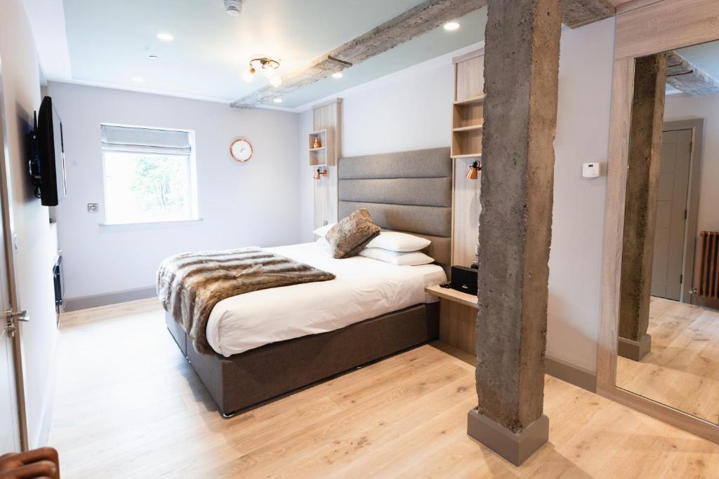 Postel nebo postele na pokoji v ubytování Clarendon Suites