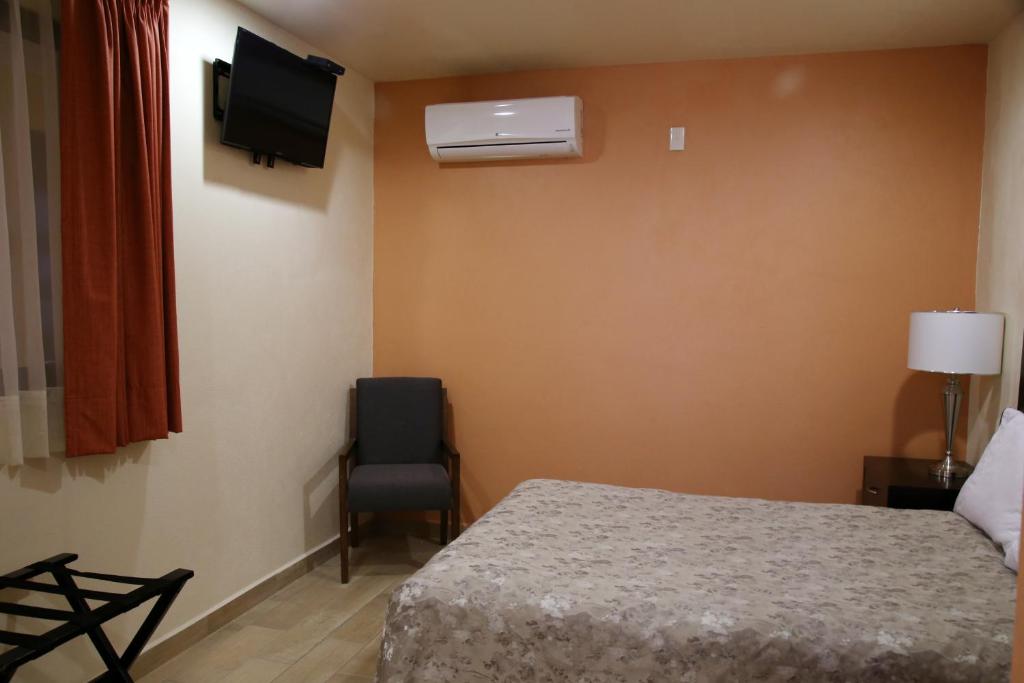 Postel nebo postele na pokoji v ubytování Hotel Plaza Bernal