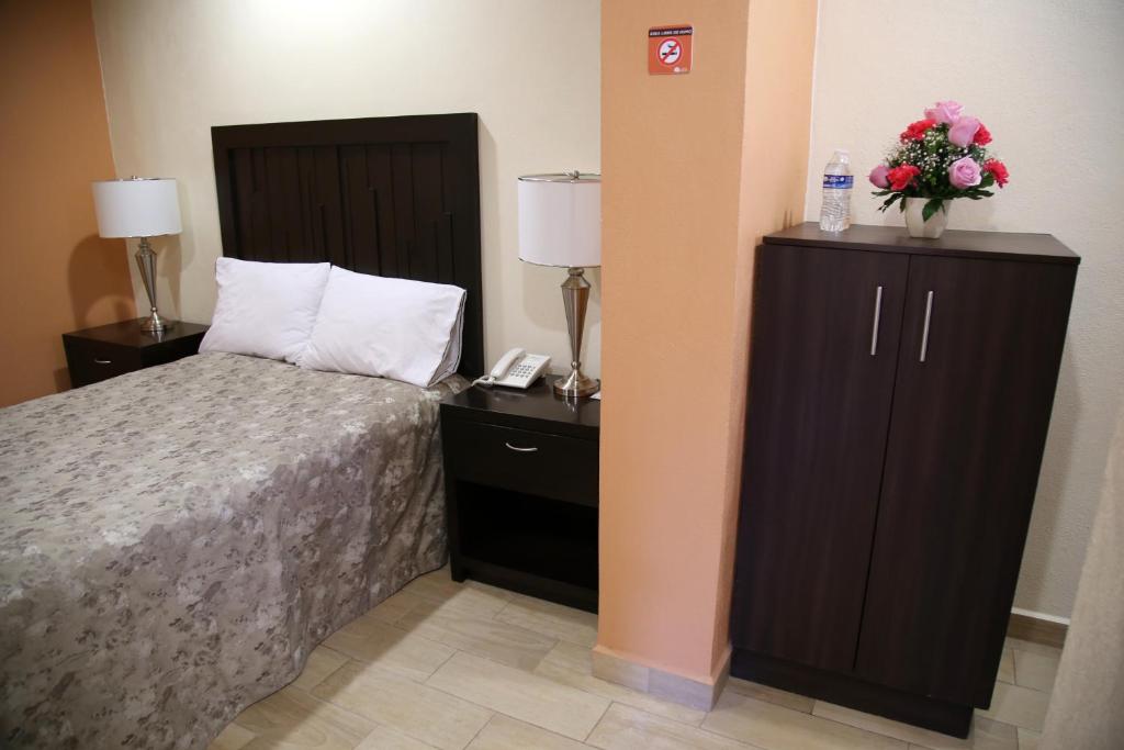 Postel nebo postele na pokoji v ubytování Hotel Plaza Bernal