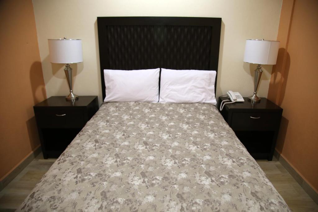 Postel nebo postele na pokoji v ubytování Hotel Plaza Bernal