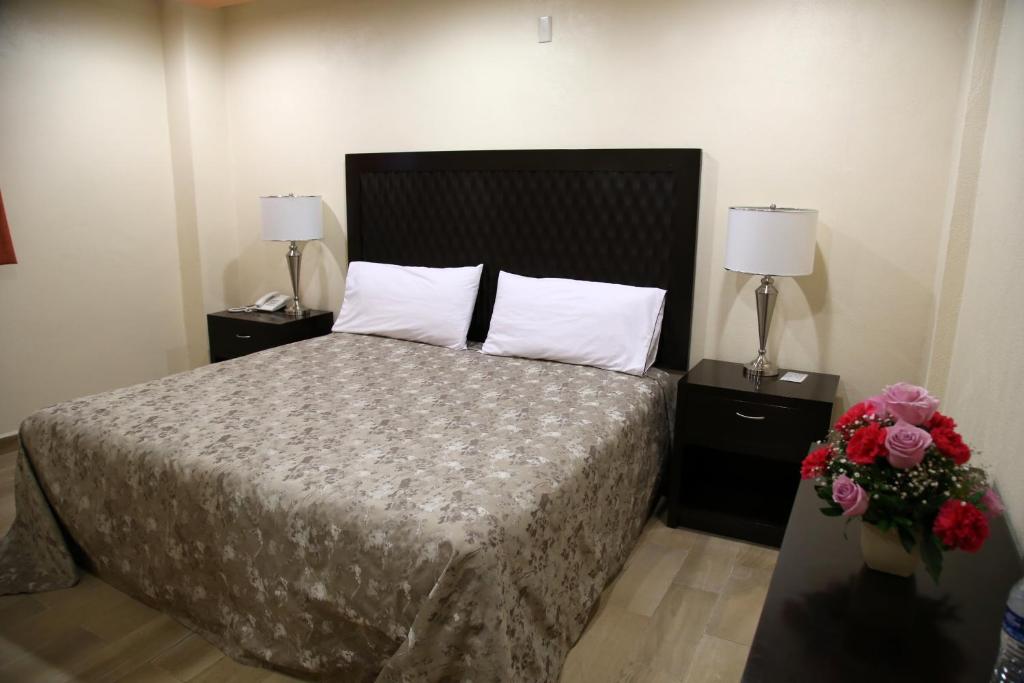Postel nebo postele na pokoji v ubytování Hotel Plaza Bernal