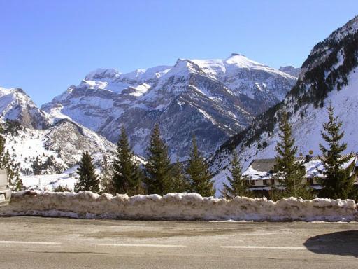 ビリャヌアにあるApartamento Gonzaloの雪山を背景にした駐車場