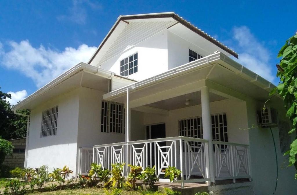 Casa blanca con balcón en Posada Faych House, en San Andrés