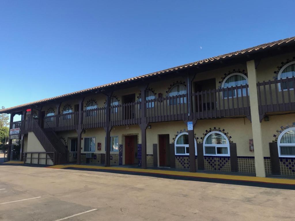 een gebouw met balkons aan de zijkant bij Hacienda Motel in Escondido