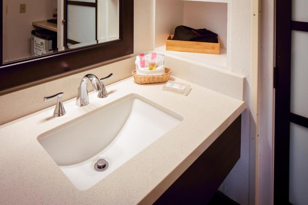 Koupelna v ubytování Pines Inn & Suites