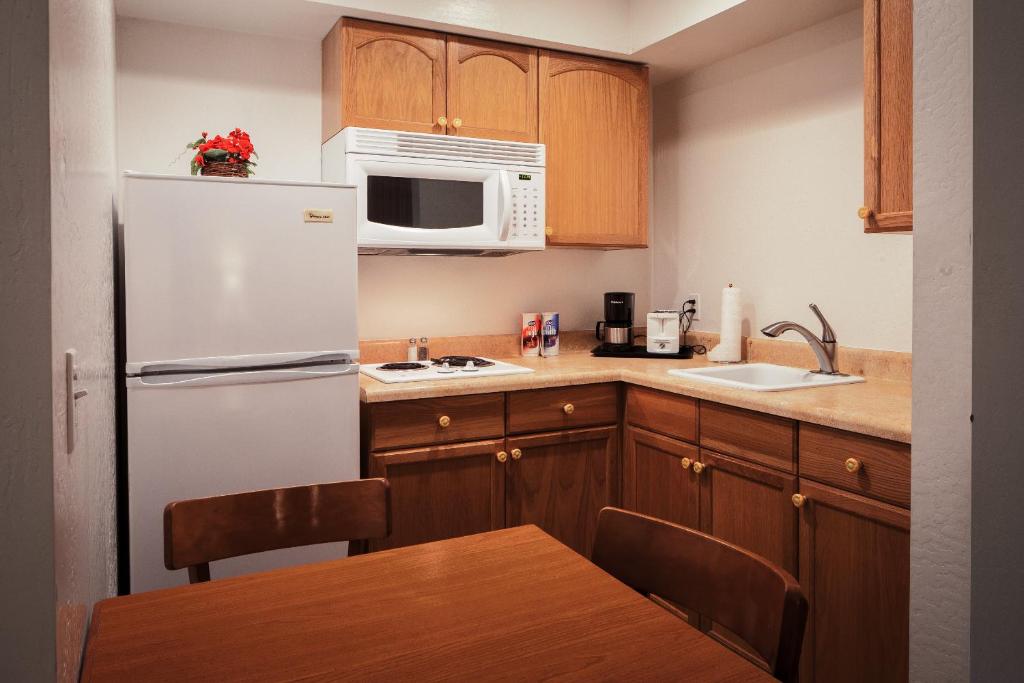 Kuchyň nebo kuchyňský kout v ubytování Pines Inn & Suites