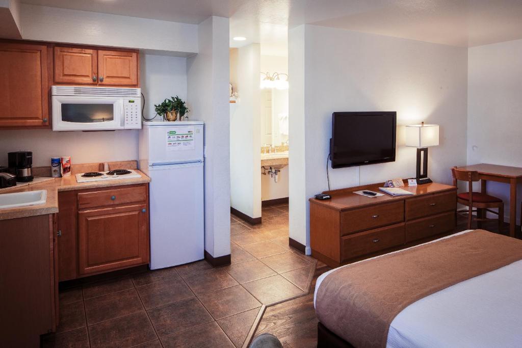 Kuchyň nebo kuchyňský kout v ubytování Pines Inn & Suites