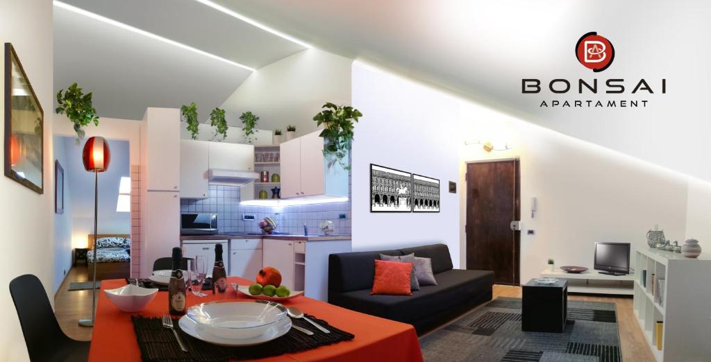 Bonsai Apartment في تورينو: غرفة معيشة مع أريكة سوداء وطاولة