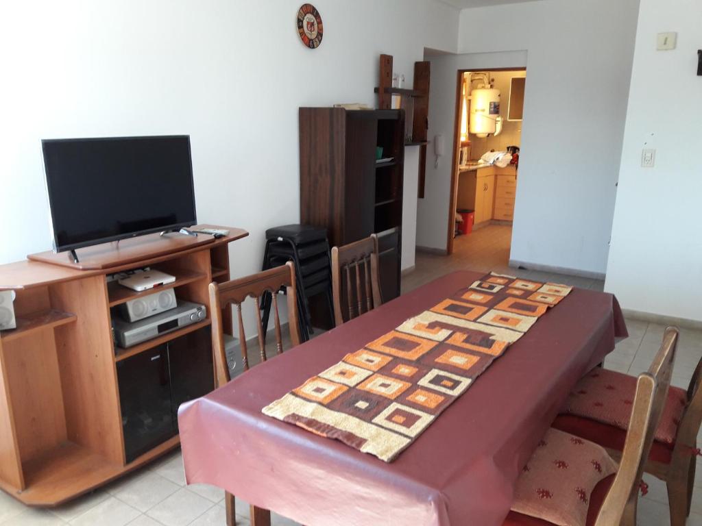 ein Esszimmer mit einem Tisch und einem TV in der Unterkunft Departamento Avda Belgrano Sur 367 con Cochera Privada in Santa Rosa