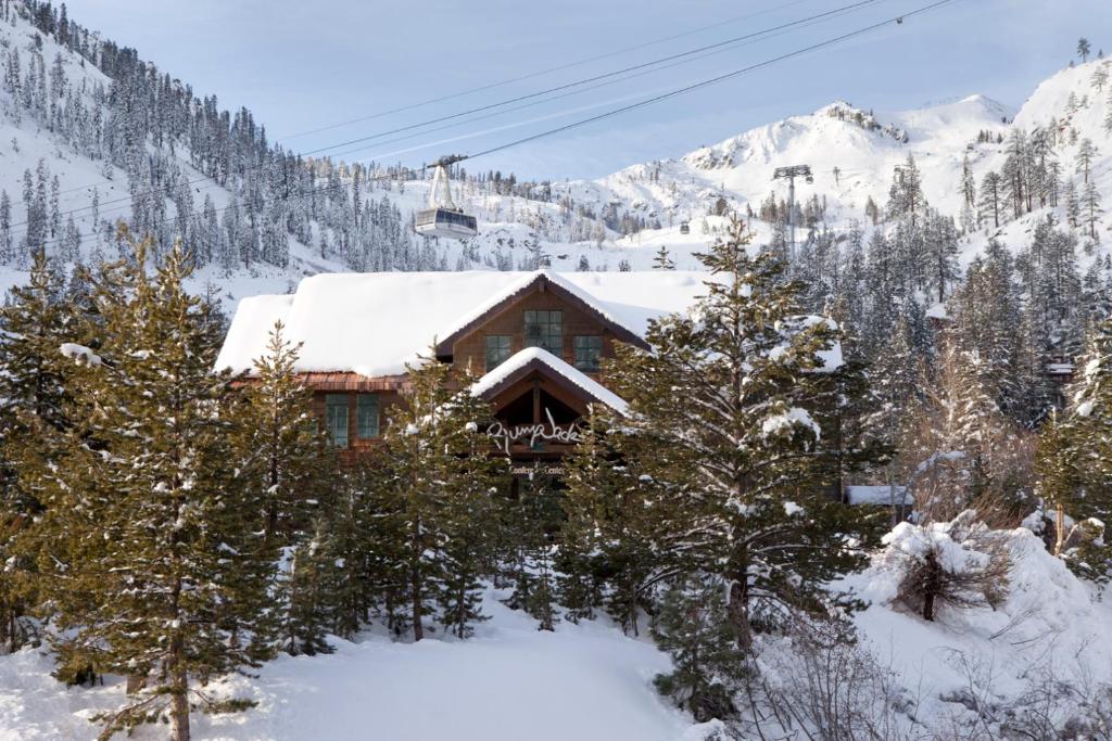 eine Blockhütte mit Schnee auf dem Dach in der Unterkunft PlumpJack Inn in Olympic Valley