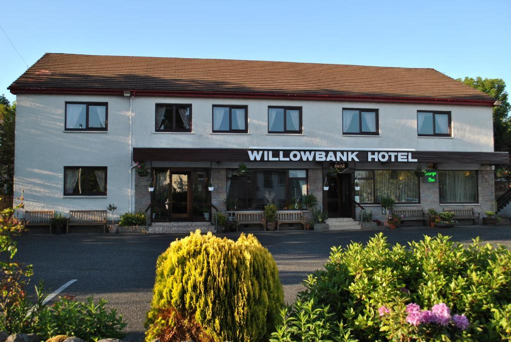 un edificio blanco con un cartel que dice hotel sauce en Willowbank Hotel en Largs