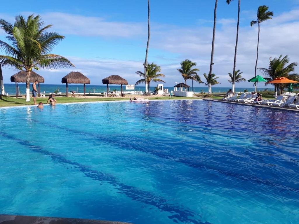 einen Pool am Strand in der Unterkunft Ancorar Flat - dois quartos in Porto De Galinhas