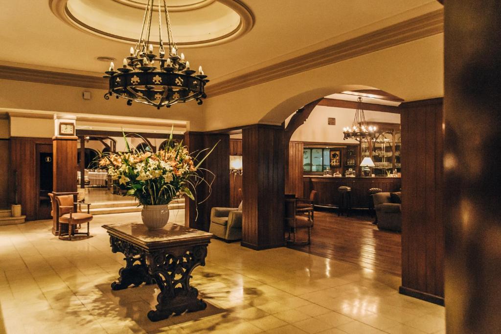 Zona de hol sau recepție la Hotel Austral Bahía Blanca