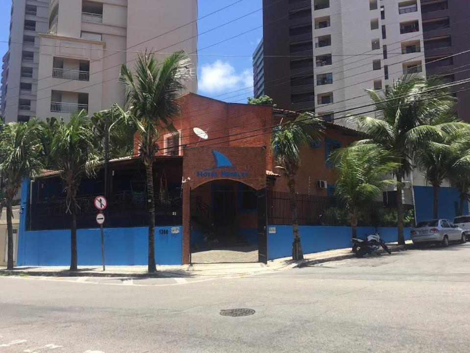 un edificio con palmeras frente a una calle en Hotel Meireles, en Fortaleza