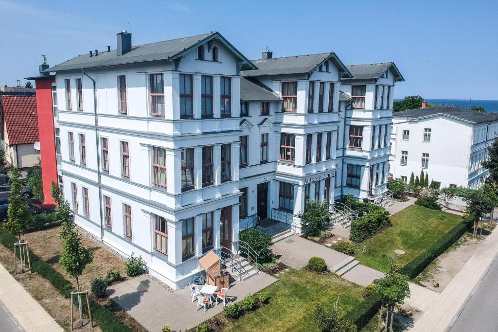 an aerial view of a large white house at Autorenhaus Franz Kafka in Ahlbeck