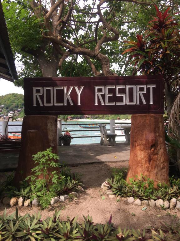 un cartel de resort rocoso en un árbol en un parque en Rocky resort, en Ko Tao