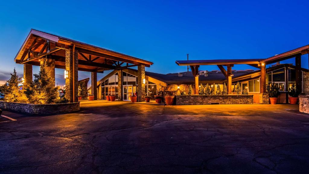 ein leerer Parkplatz vor einem Gebäude in der Unterkunft Best Western Outlaw Inn in Rock Springs