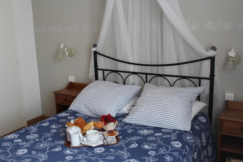 Postel nebo postele na pokoji v ubytování Hôtel Le Clos des Pins