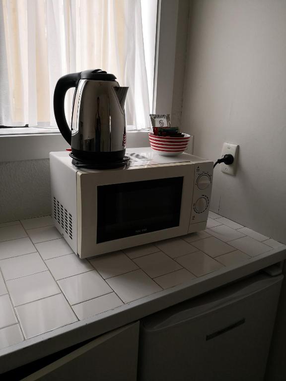 Příslušenství pro přípravu čaje a kávy v ubytování Owens Motel