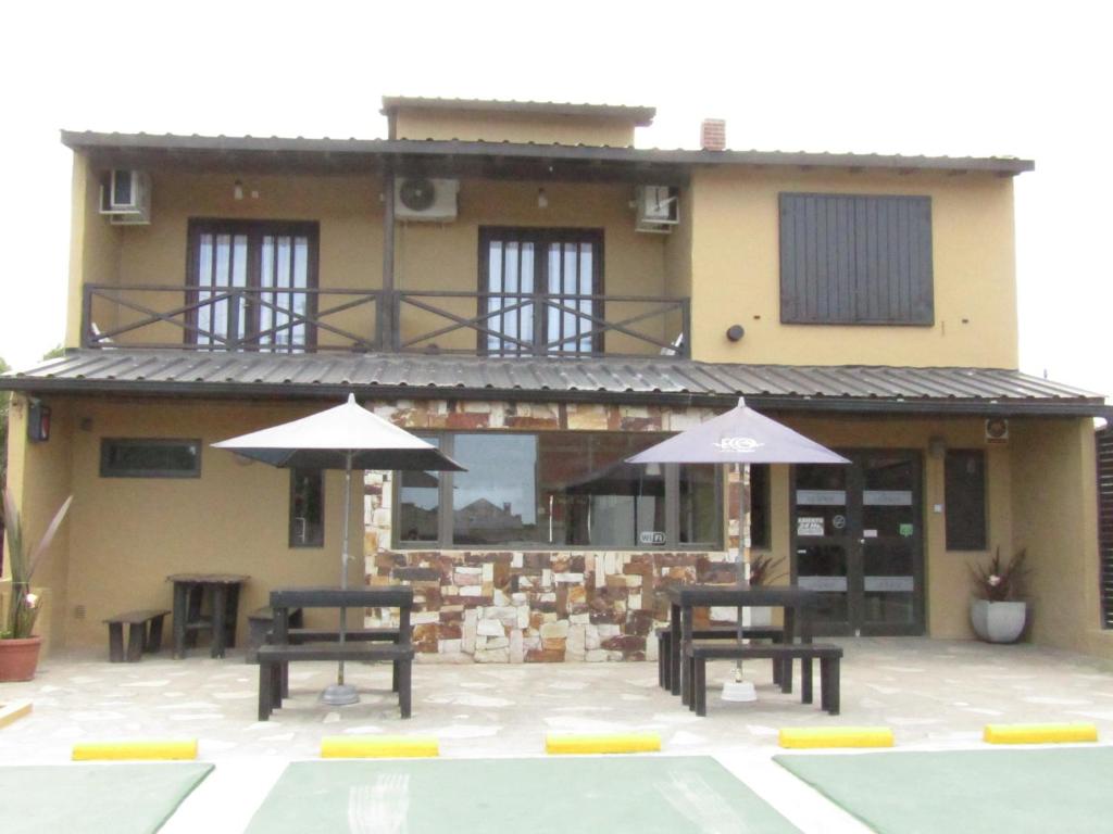 هوستيريا لوس ترونكوس في سانتا كلارا ديل مار: طاولتين ومظلات أمام المبنى