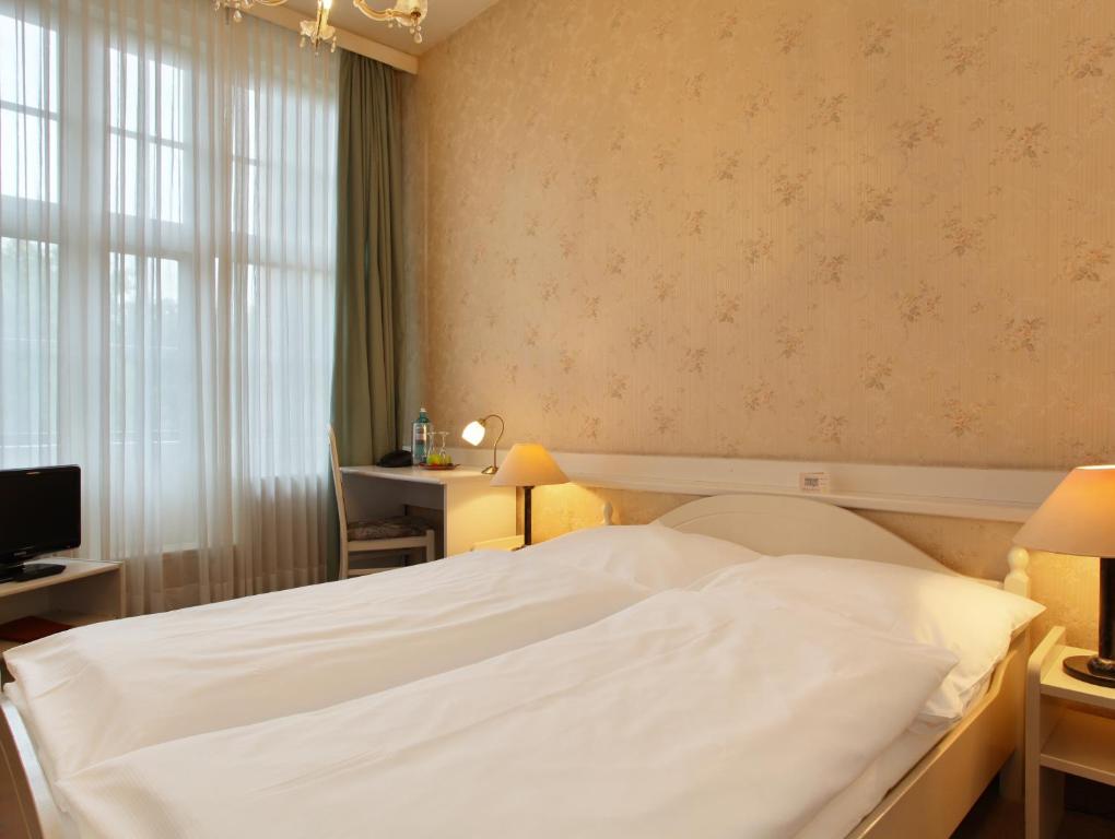 Postel nebo postele na pokoji v ubytování Hotel Bellmoor im Dammtorpalais