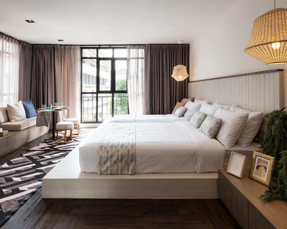 Warm Window Silom - Triple Room With Bathroom