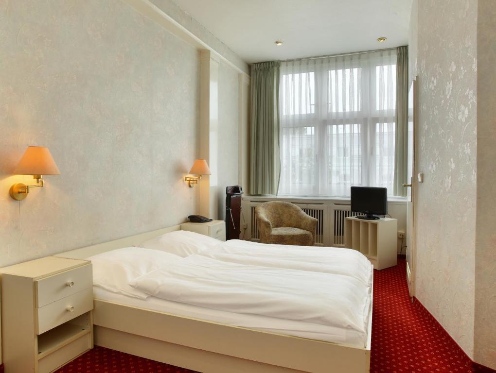 Postel nebo postele na pokoji v ubytování Hotel Bellmoor im Dammtorpalais