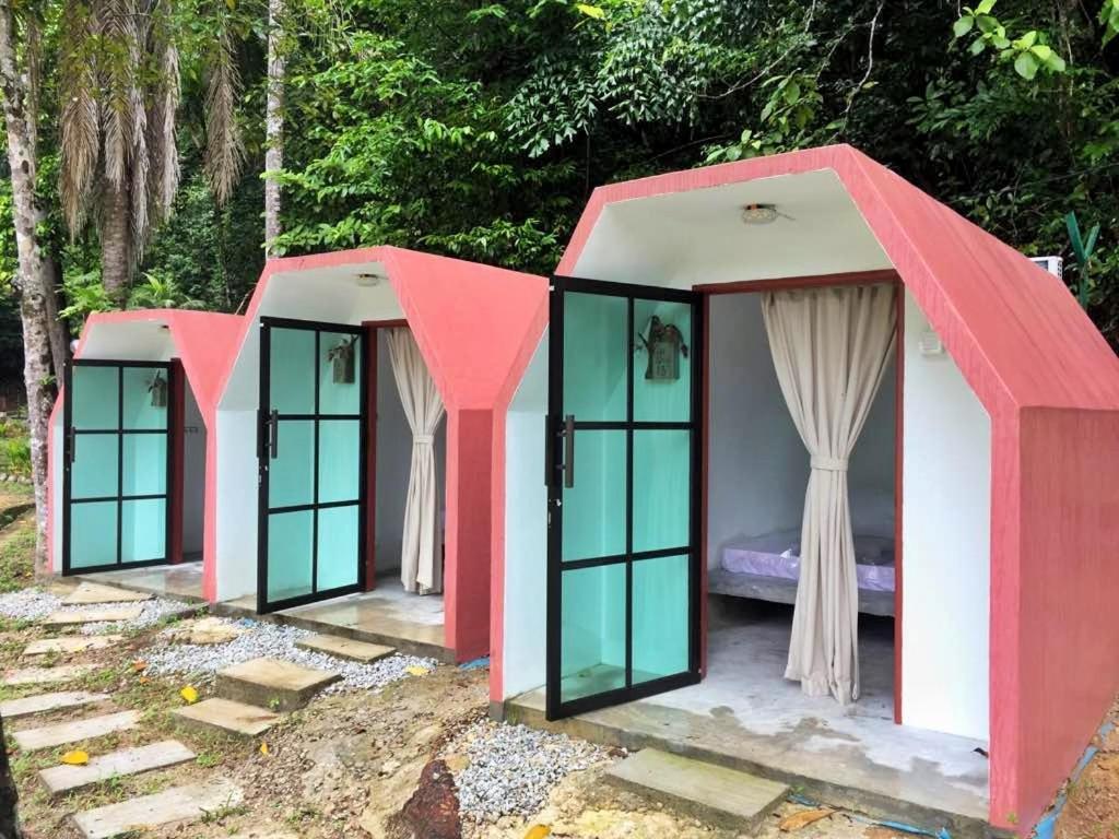 três campistas vermelhos e brancos na floresta em Eco Capsule Resort at Teluk Bahang, Penang em Batu Ferringhi