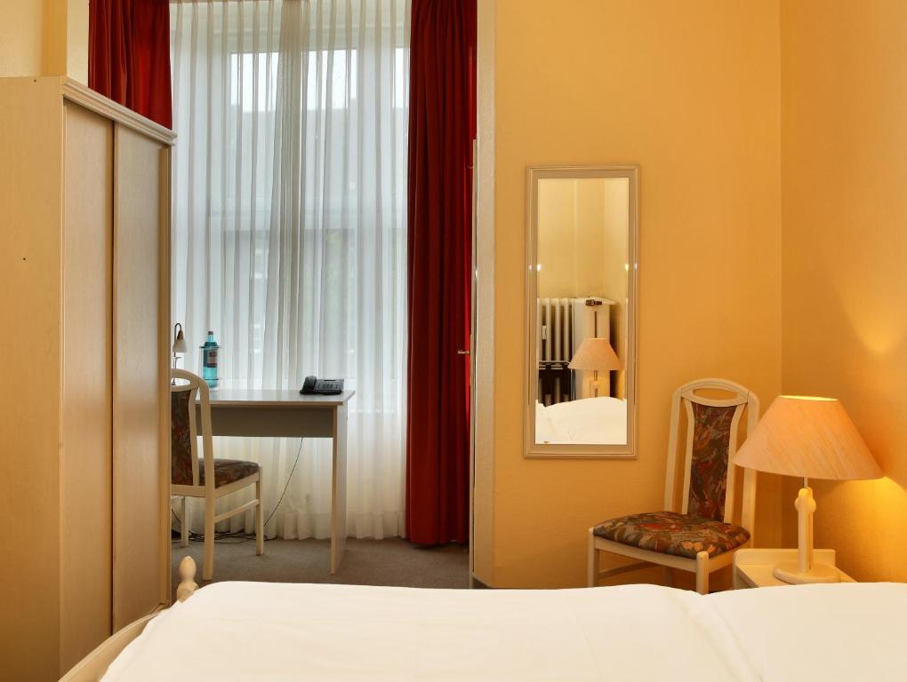 Postel nebo postele na pokoji v ubytování Hotel Bellmoor im Dammtorpalais