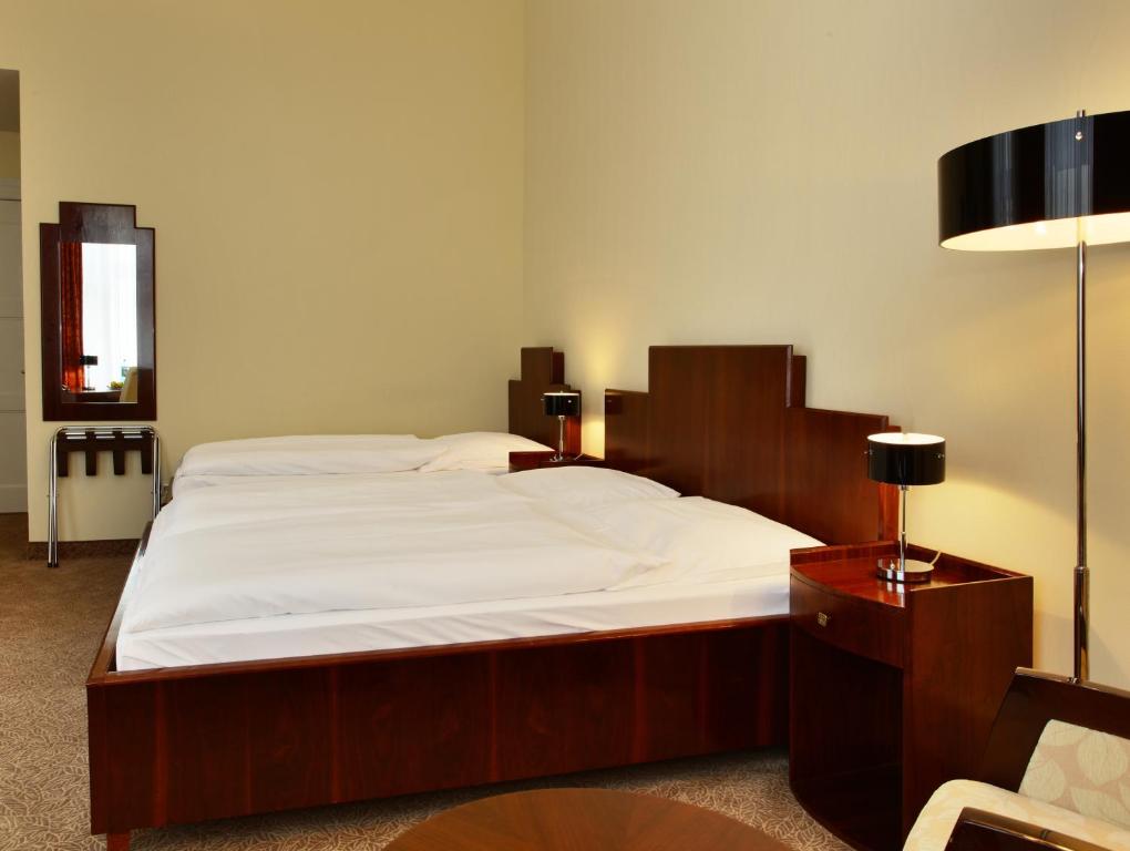Postel nebo postele na pokoji v ubytování Hotel Bellmoor im Dammtorpalais