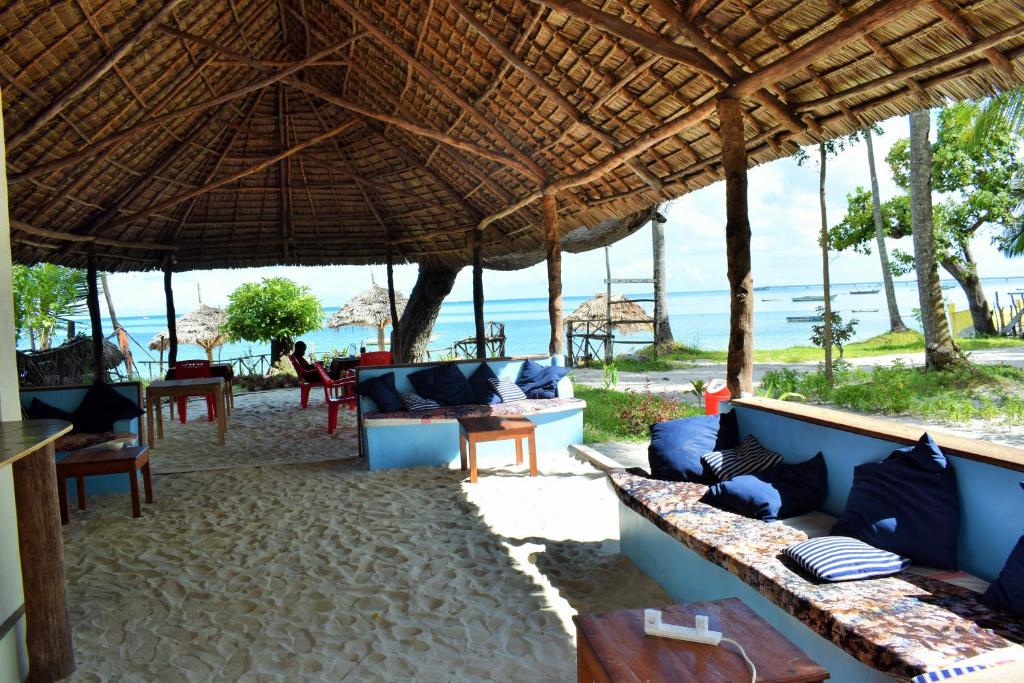 een resort met uitzicht op het strand bij Juani beach bungalows in Kilindoni