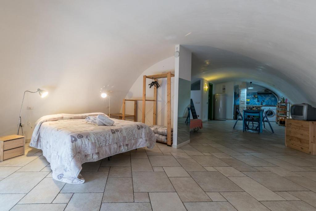 una camera con letto in una camera con mansarda di La Cupoletta a Ostuni