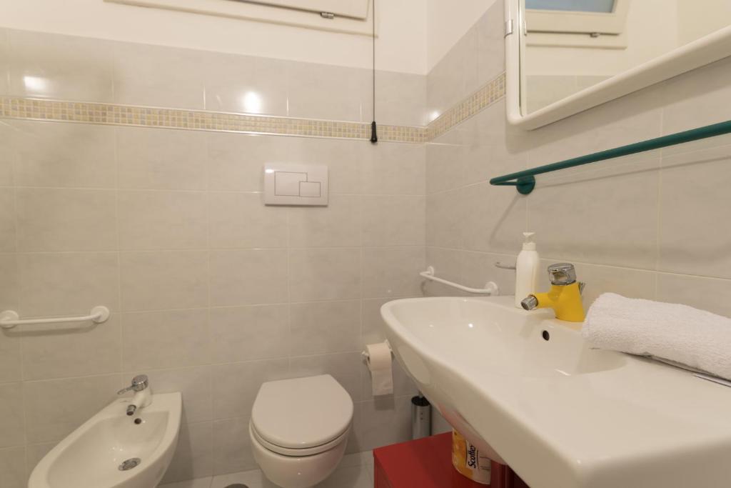 A bathroom at Brezza di Mare - Sea Breeze