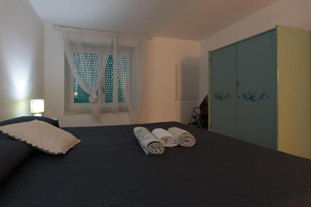 A bed or beds in a room at Brezza di Mare - Sea Breeze