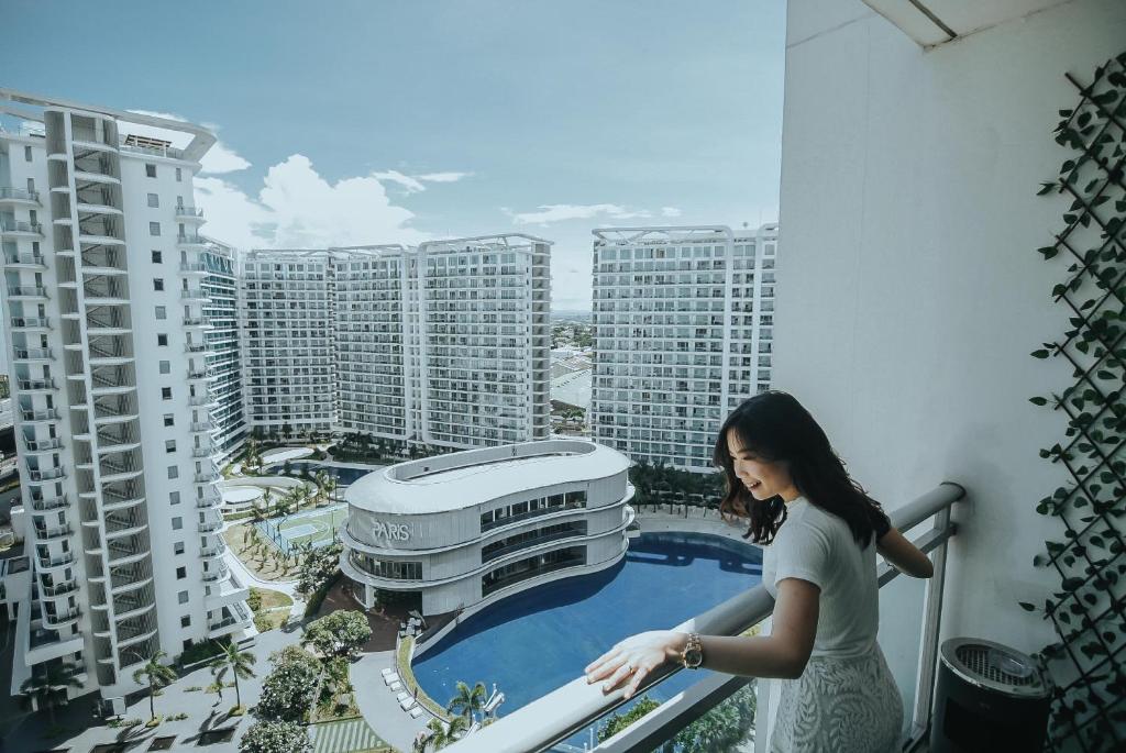 Azure Urban Resort Residences - The Paris Hilton Beach Club - Housity