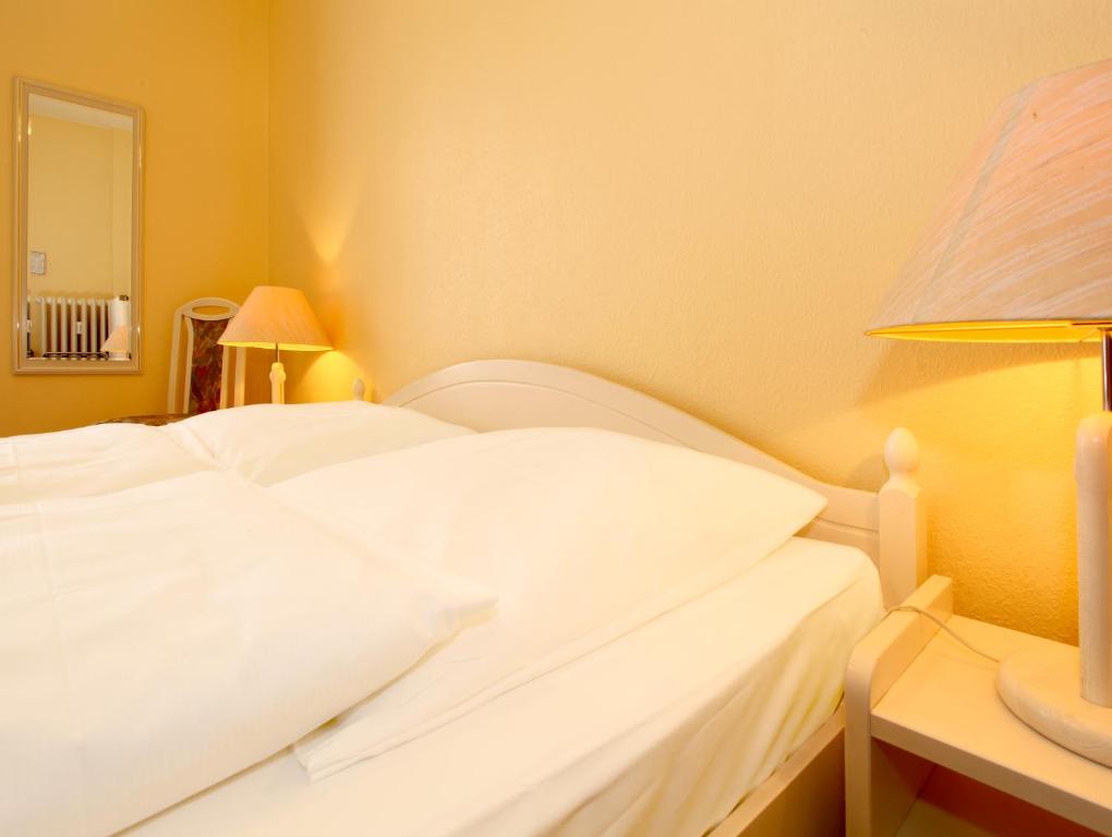 Postel nebo postele na pokoji v ubytování Hotel Bellmoor im Dammtorpalais