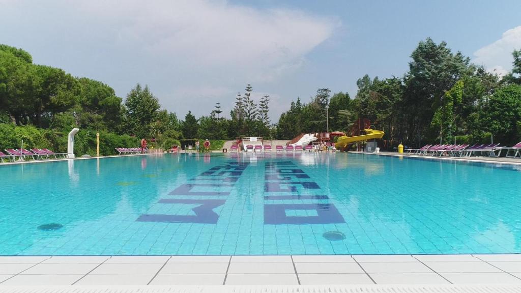 une grande piscine avec un toboggan dans l'établissement Camping Villaggio Paestum, à Foce del Sele