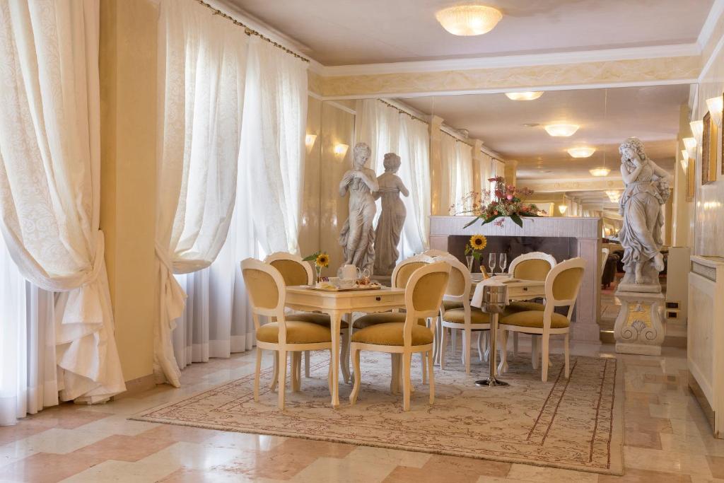 Posezení v ubytování Villa Pace Park Hotel Bolognese