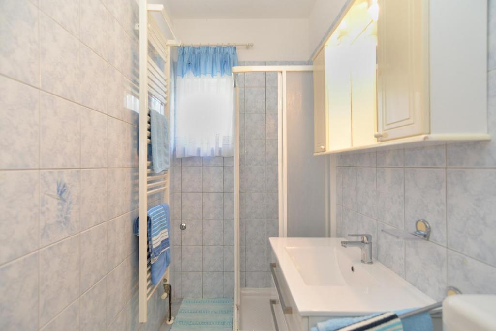 łazienka z umywalką i prysznicem w obiekcie Apartments Vrcevan 811 w Medulinie