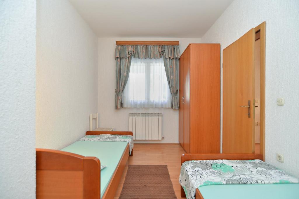 Łóżko lub łóżka w pokoju w obiekcie Apartments Vrcevan 811
