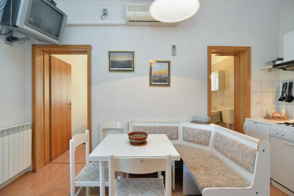 Kuchnia lub aneks kuchenny w obiekcie Apartments Vrcevan 811