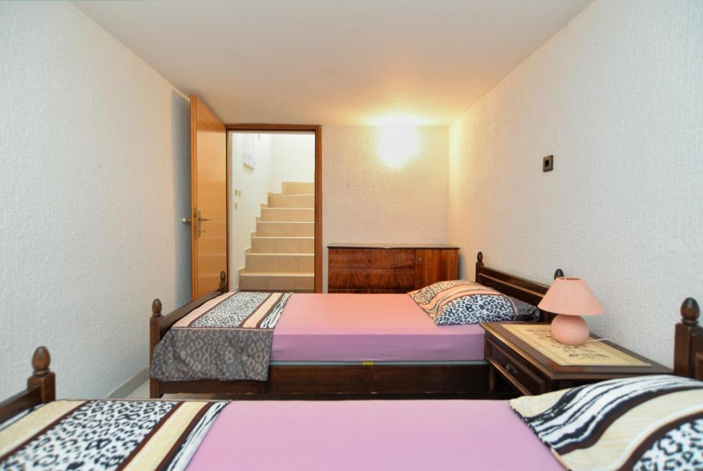 Łóżko lub łóżka w pokoju w obiekcie Apartments Vrcevan 811