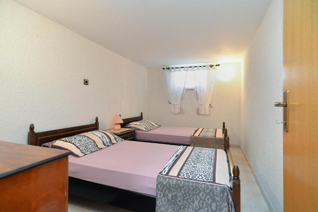 Łóżko lub łóżka w pokoju w obiekcie Apartments Vrcevan 811