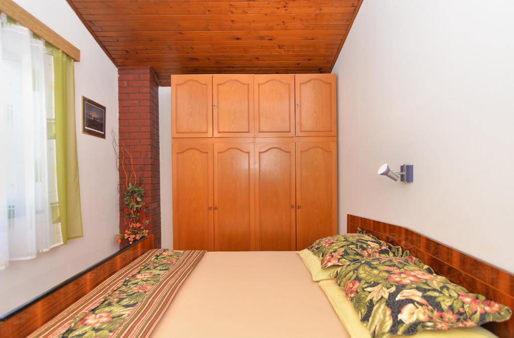 Łóżko lub łóżka w pokoju w obiekcie Apartments Vrcevan 811