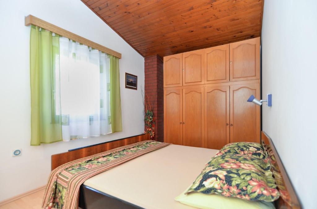Łóżko lub łóżka w pokoju w obiekcie Apartments Vrcevan 811