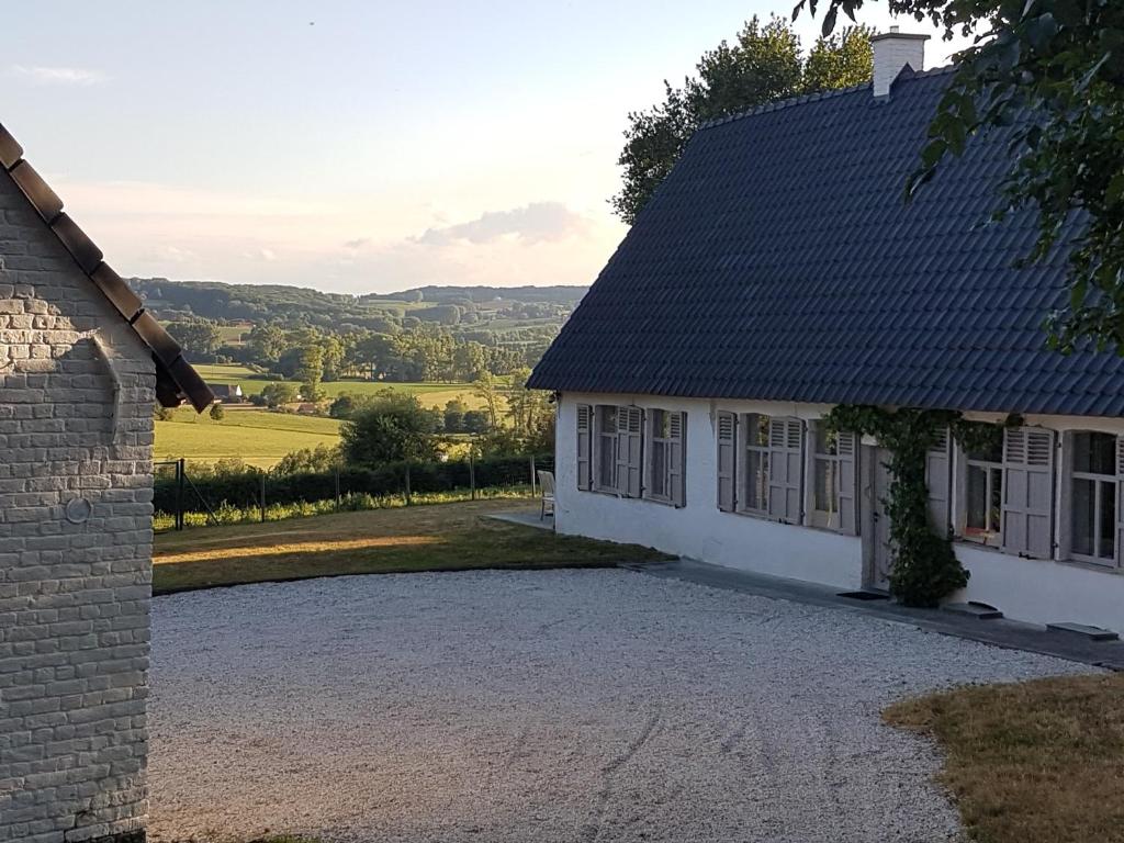 ein Haus mit Kieseinfahrt davor in der Unterkunft Bellovisto in Maarkedal